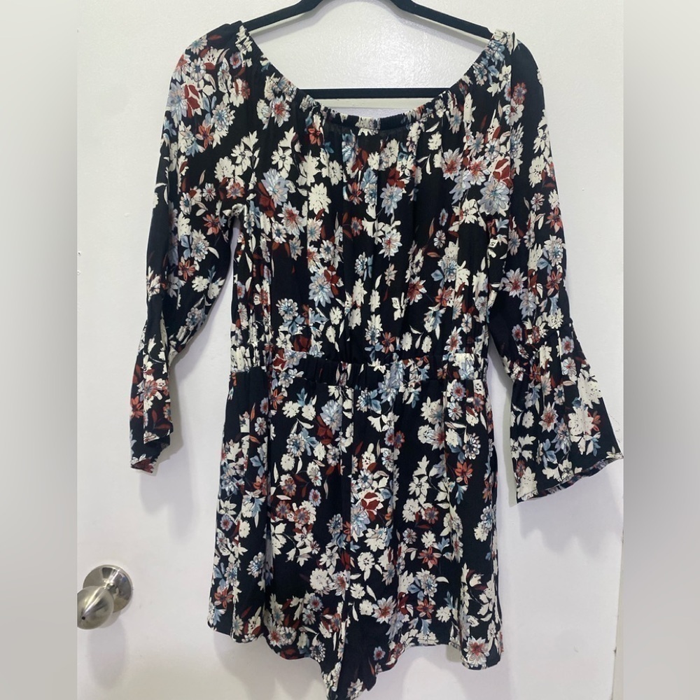 New! Cupcakes and Cashmere Gia Floral Romper - Picture 5 of 10